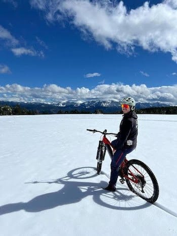 Pratiquant VTTAE neige, casque, lunettes soleil, montagnes enneigées, ciel bleu, Pyrénées, Font-Romeu. Pratiquant VTTAE neige, casque, lunettes soleil, montagnes enneigées, ciel bleu, Pyrénées, Font-Romeu.