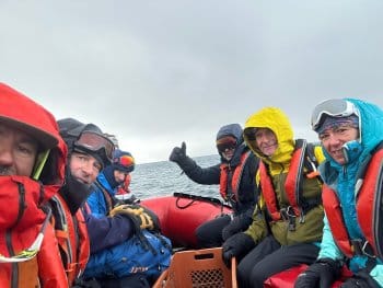bateau avec skieur de rando Spitzberg Svalbard bateau avec skieur de rando Spitzberg Svalbard